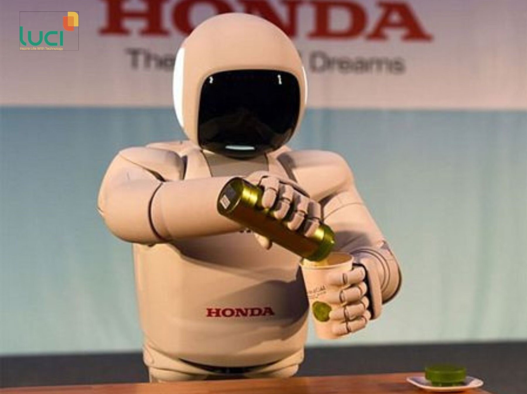 ASIMO có thể thực hiện các động tác cầm nắm, rót nước linh hoạt