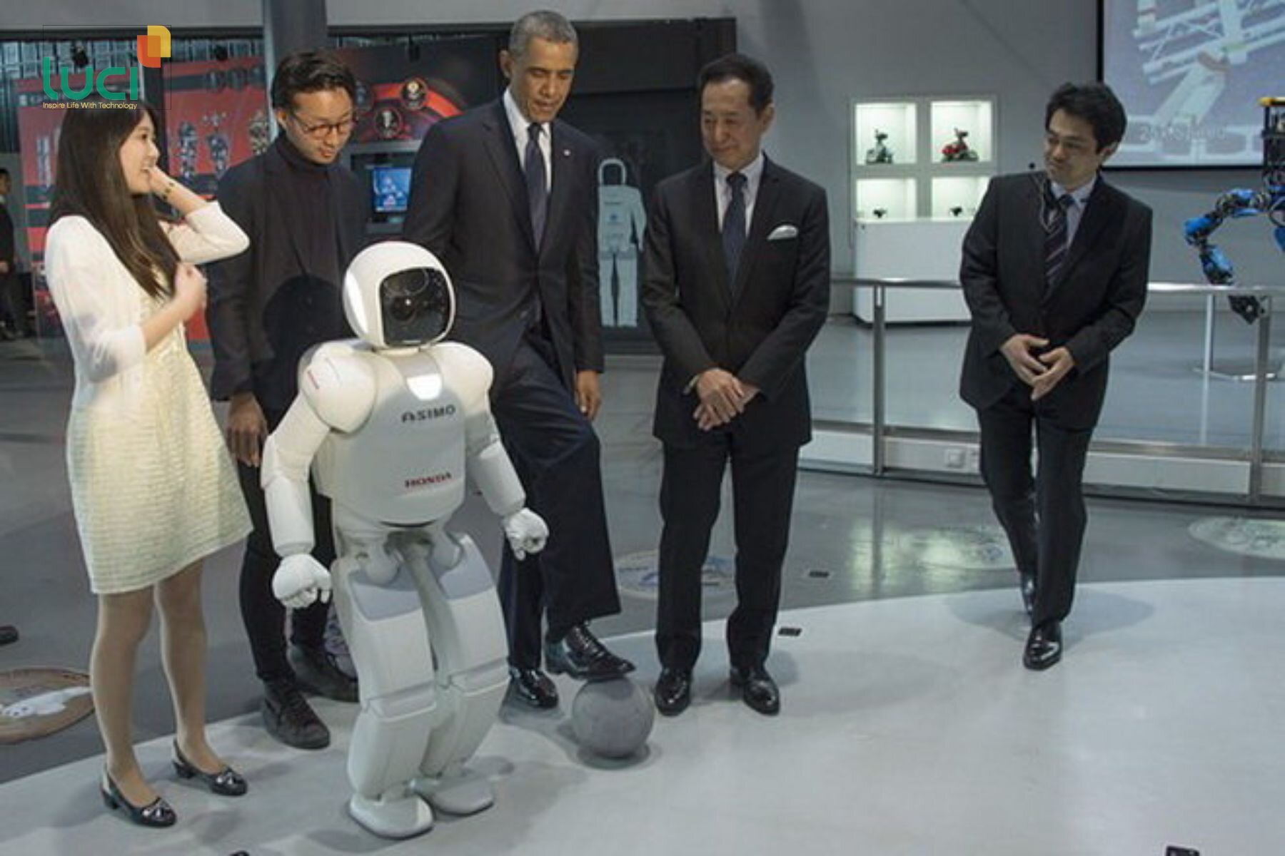 ASIMO gặp gỡ, chào hỏi và đá bóng cùng tổng thống Barack Obama