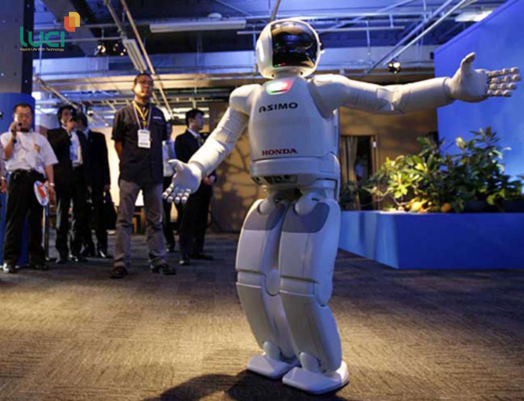 ASIMO giới thiệu các sản phẩm của Honda đến khách hàng
