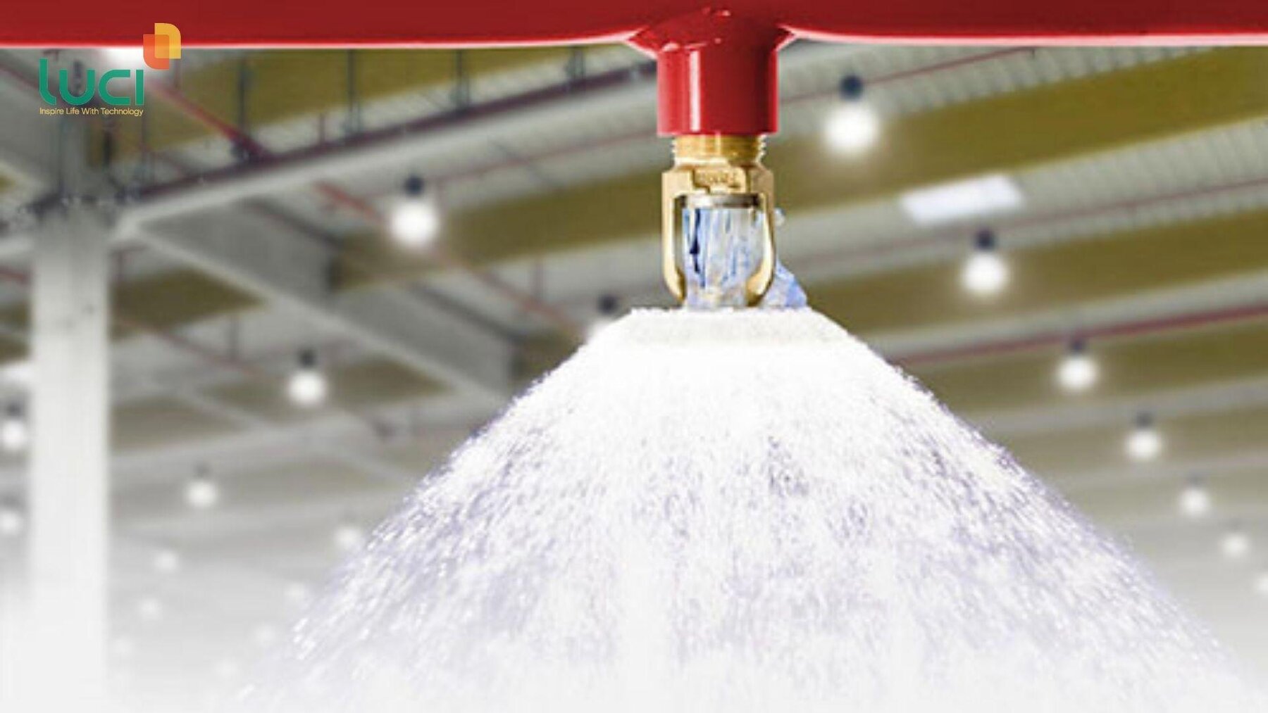 Hệ thống nước được kích hoạt để dập tắt đám cháy