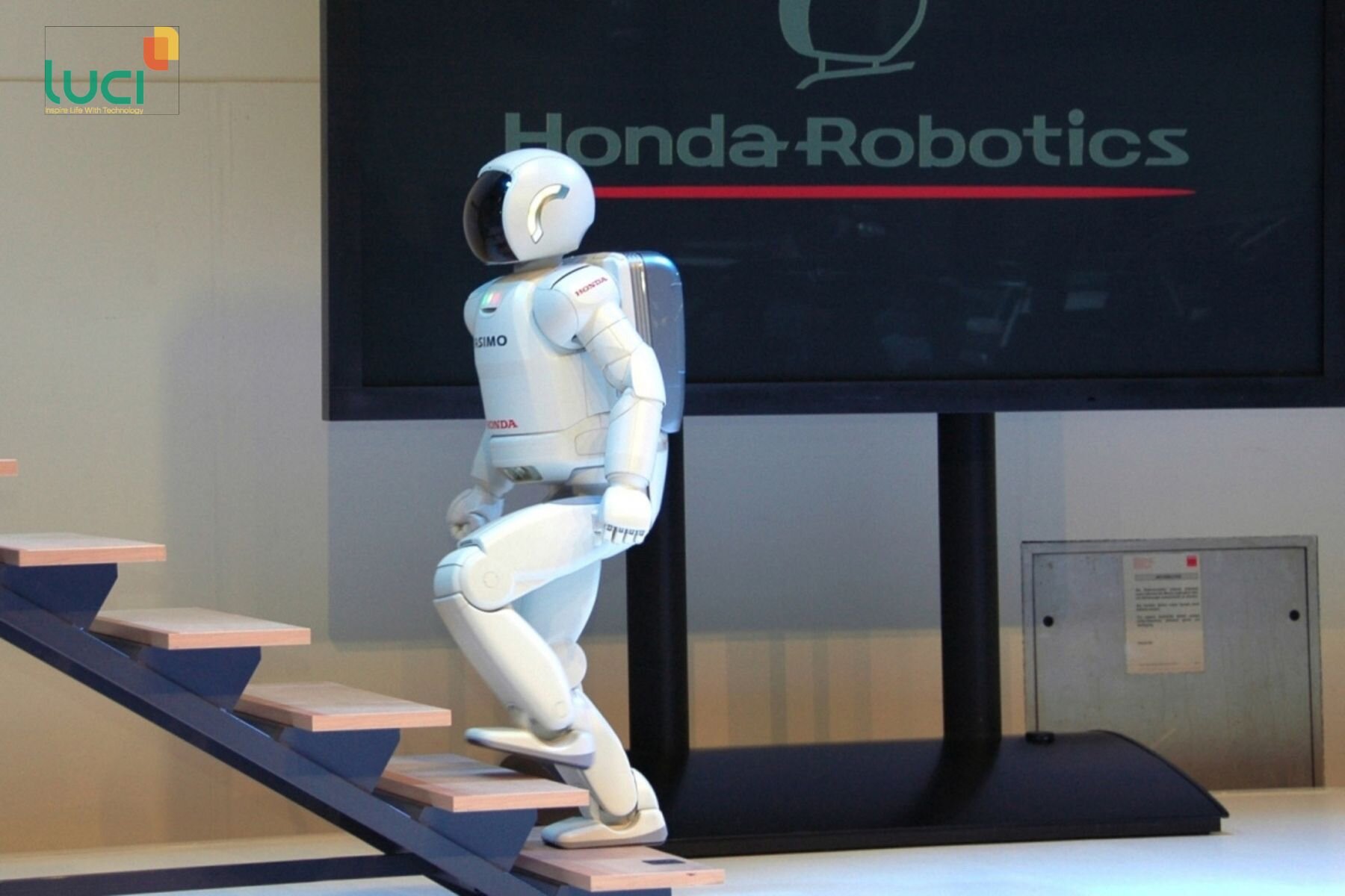 Khả năng leo cầu thang, di chuyển trên địa hình gồ ghề của ASIMO