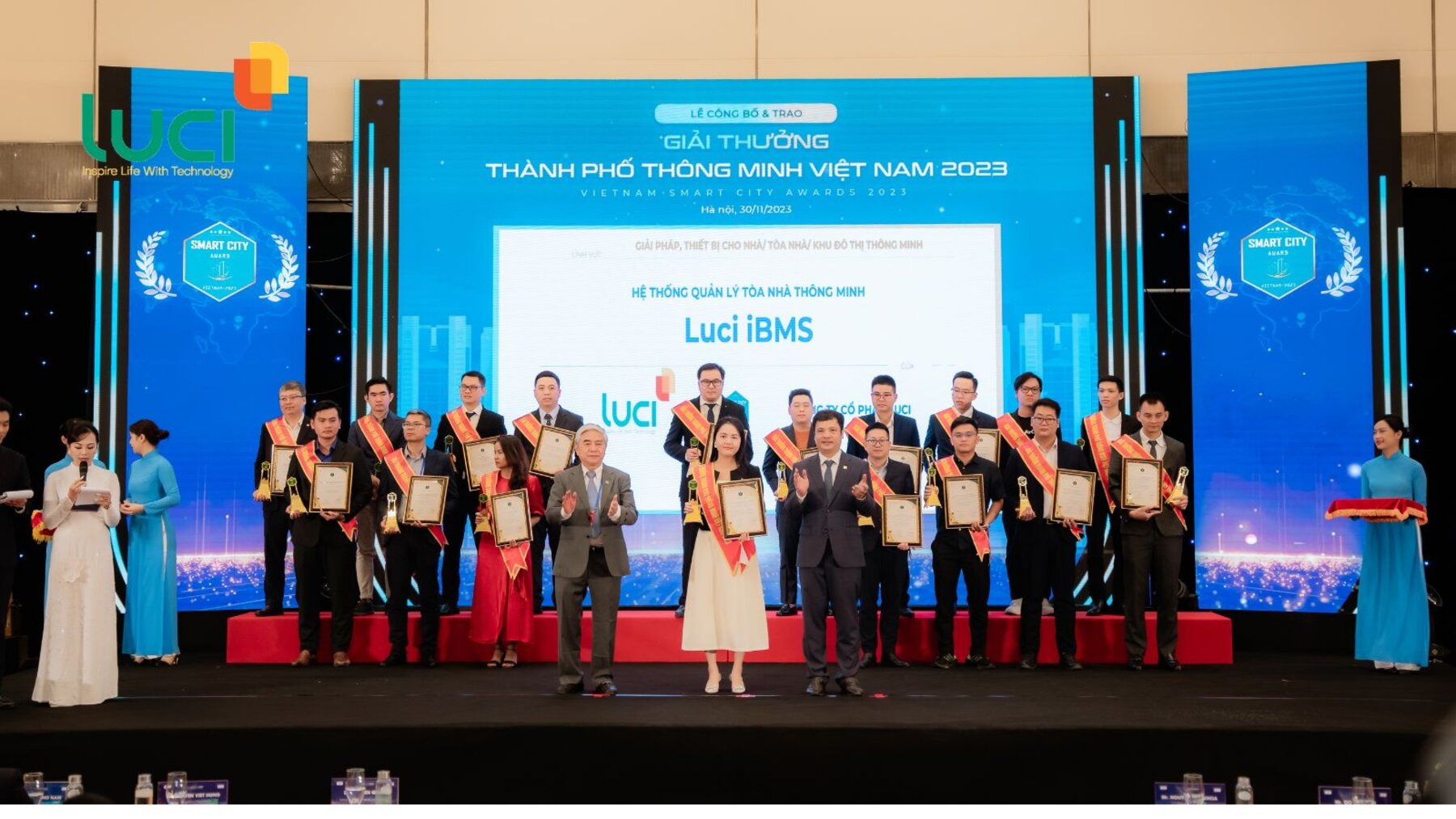 Luci nhận nhận giải thưởng Thành phố thông minh Việt Nam 2023 cho Lĩnh vực Giải pháp, thiết bị cho nhà/ tòa nhà/ khu đô thị thông minh.