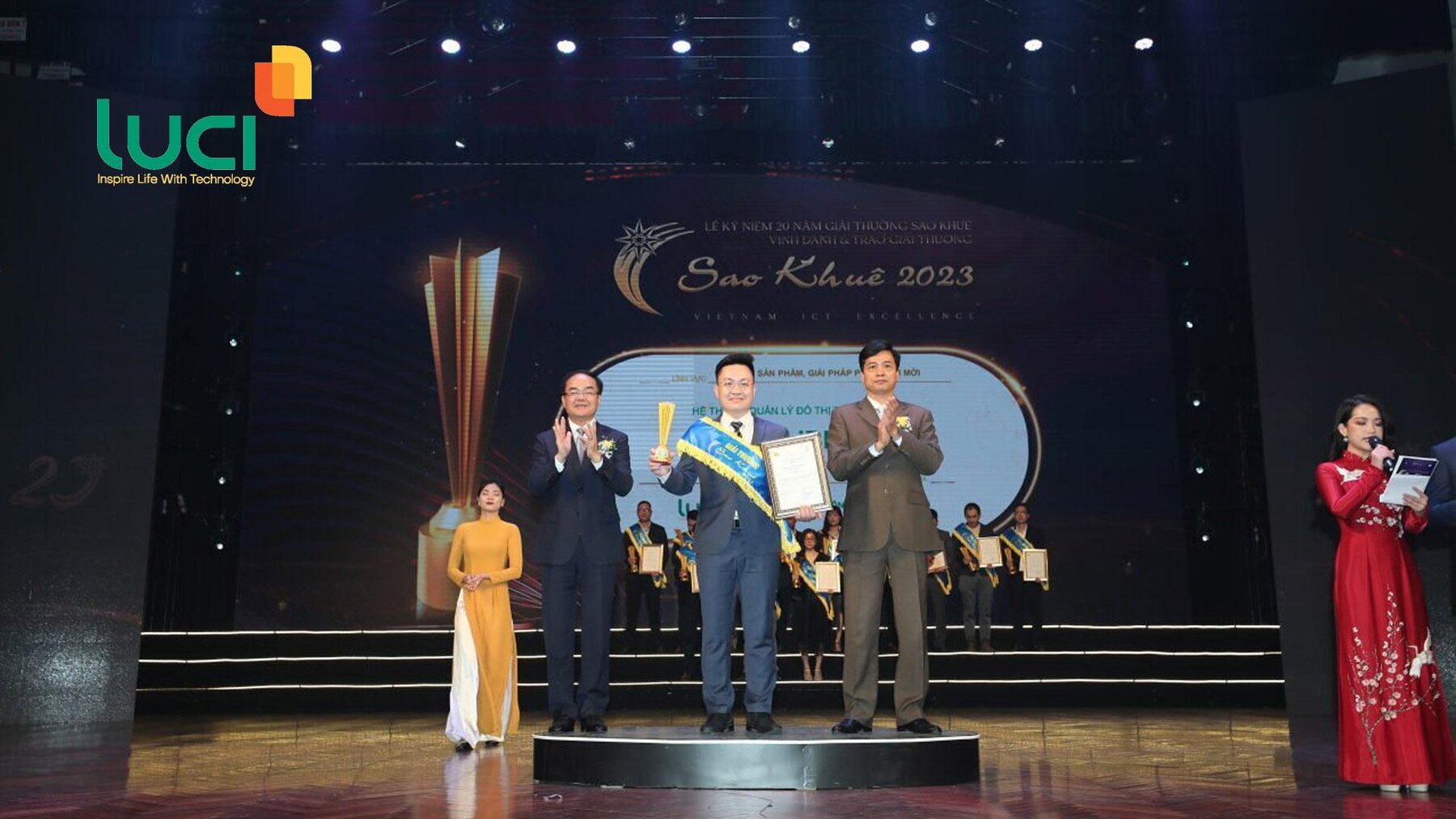 Luci vinh dự nhận giải thưởng Sao Khuê